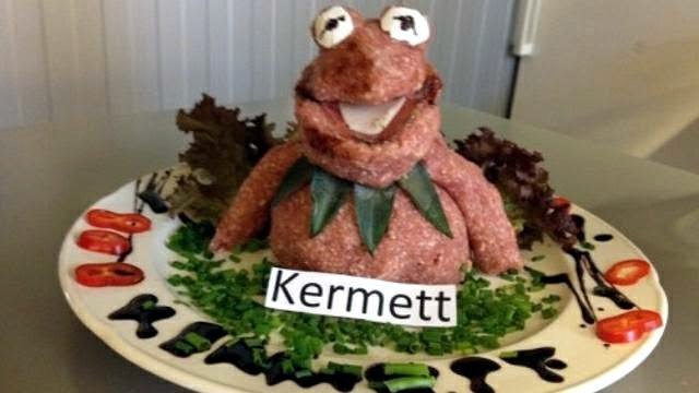 Eine Froschfigur aus Mett mit einem Namensschild, auf dem Kermett steht.