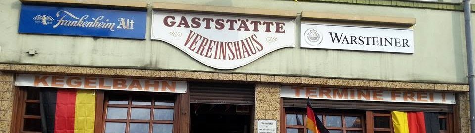 Die Fassade mit den Schildern Gaststätte Vereinshaus, Frankenheim Alt und Warsteiner. Auf den Markisen steht Kegelbahn und Termine frei.