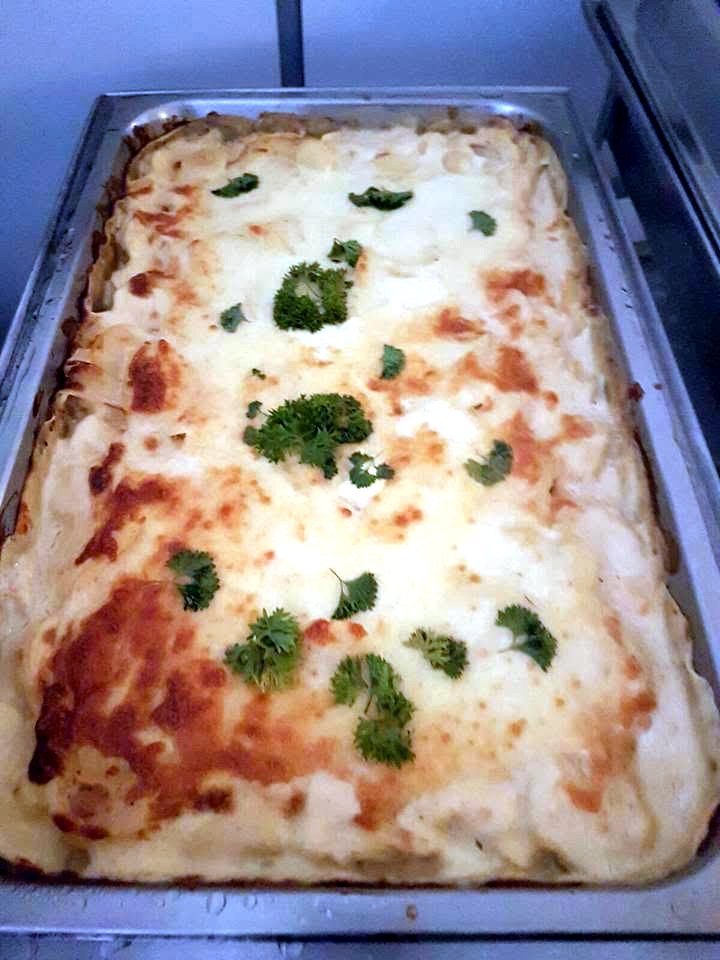 Überbackener Auflauf in einem Warmhaltebehälter.