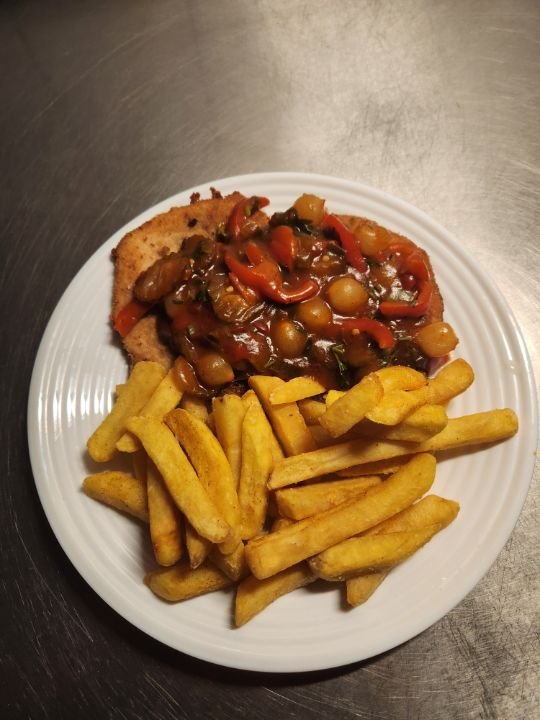 Paprika Schweineschnitzel mit Pommes und Salat