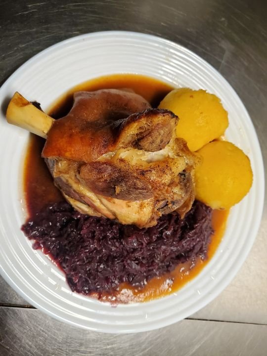 Schweinehaxe mit rotkohl und Klöße
