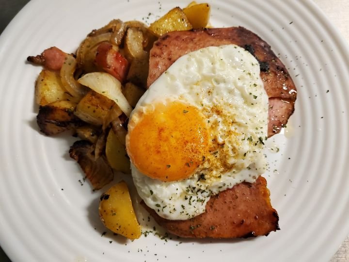 Leberkäs mit Bratkartoffeln ,Spiegelei und Salat